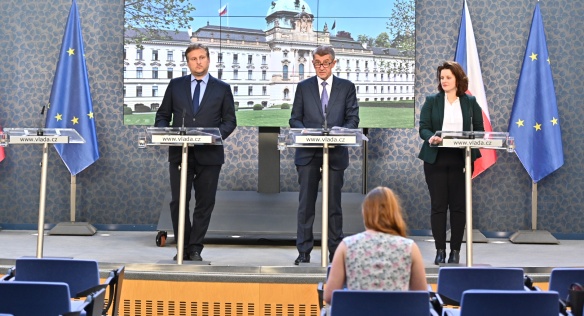 Vláda schválila návrh novely zákona o důchodovém pojištění, kterým od ledna zvýší průměrné důchody o 900 korun, 1. dubna 2019.