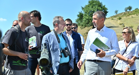 Premiér Babiš a ministr životního prostředí Brabec si vyslechli informace o chráněné krajinné oblasti Raná Hrádek, 23. července 2019.