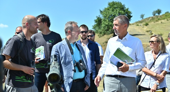 Premiér Babiš a ministr životního prostředí Brabec si vyslechli informace o chráněné krajinné oblasti Raná Hrádek, 23. července 2019.