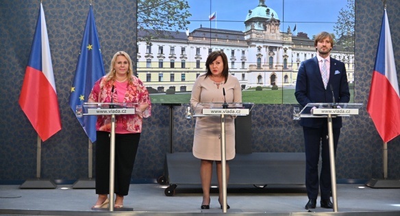 Ministryně financí Alena Schillerová vysvětluje na tiskové konferenci po jednání vlády změny v zákoně o ČNB, 10. června 2019.