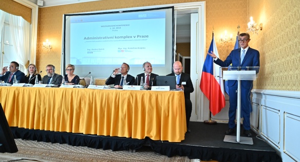 Premiér Babiš při projevu na konferenci Administrativní komplex – vize České republiky a zahraniční zkušenosti, 1. října 2019.
