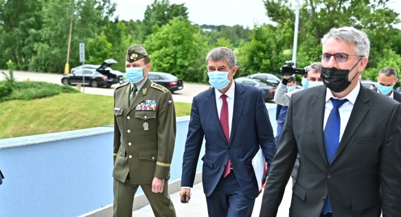 Premiér Babiš a ministr Metnar poděkovali armádním medikům, 9. června 2020.