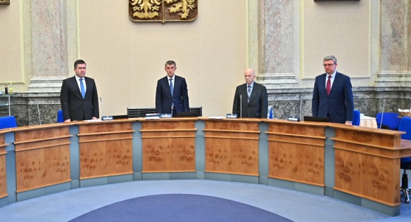 Členové vlády před začátkem jednání uctili minutou ticha památku zesnulého předsedy Senátu Jaroslava Kubery, 20. ledna 2020.