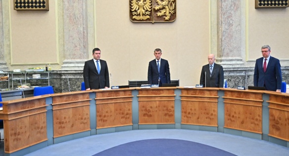 Členové vlády před začátkem jednání uctili minutou ticha památku zesnulého předsedy Senátu Jaroslava Kubery, 20. ledna 2020.
