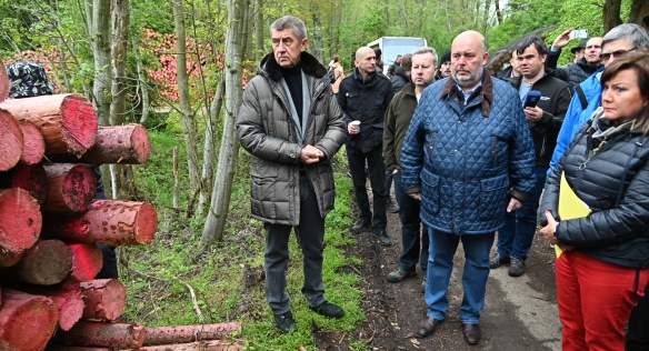 Premiér Babiš a další členové vlády se jeli přesvědčit o účinnosti opatření proti šíření kůrovce, 15. května 2019.