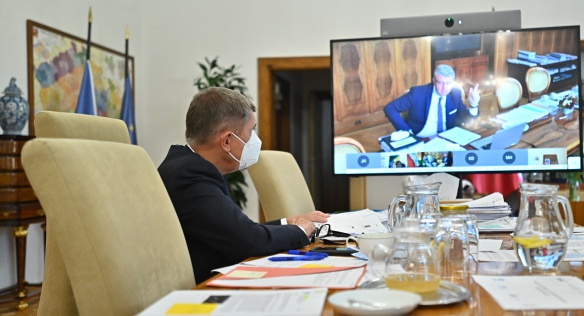 Vláda od středy zpřísní preventivní opatření, pošle ochranné pomůcky invalidním důchodcům
