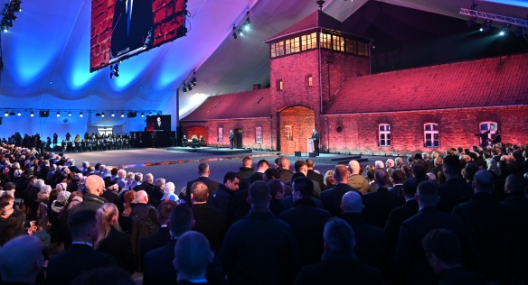 Premiér Babiš v Osvětimi uctil památku obětí holocaustu