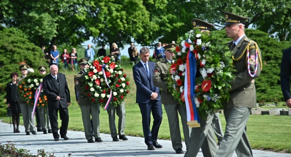 Premiér uctil v Terezíně památku obětí holocaustu