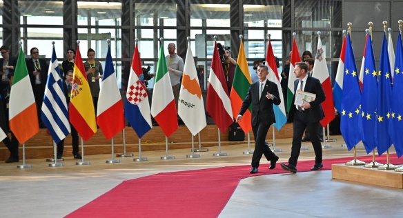 Premiér Andrej Babiš a vedoucí Stálého zastoupení ČR při EU Jakub Dürr ve foyer budovy Europa, 10. dubna 2019.