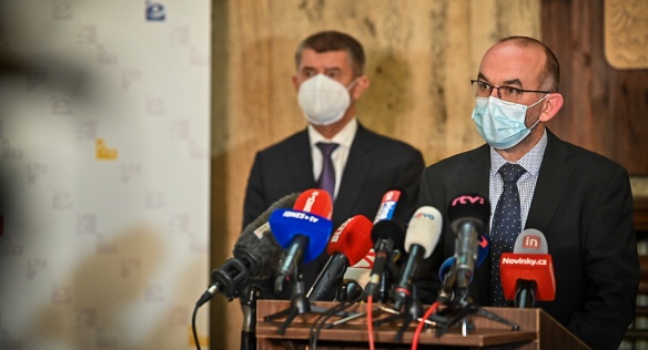 Úřad novému ministrovi zdravotnictví Janu Blatnému předal za přítomnosti premiéra Andreje Babiše odstupující ministr Roman Prymula, 29. října 2020.