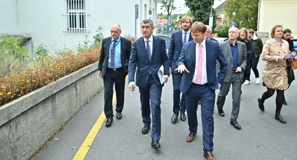 Ředitel Všeobecné fakultní nemocnice David Feltl seznamuje premiéra Babiše s areálem nemocnice, 11. října 2019.