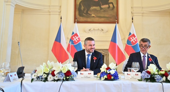 Společný pracovní oběd členů české a slovenské vlády zahájil český premiér Andrej Babiš, 11. listopadu 2019.