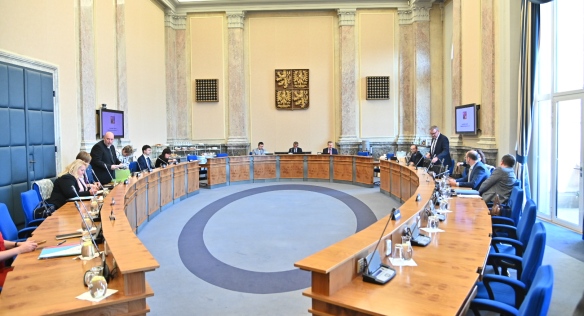 Vláda chce umožnit členům bezpečnostních sborů vydělávat mimo službu, zvyšuje také bezpečnost letišť