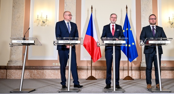 Premiér Petr Fiala, vicepremiér Marian Jurečka a ministr školství, mládeže a tělovýchovy Mikuláš Bek na tiskové konferenci po schůzi vlády,27. března.
