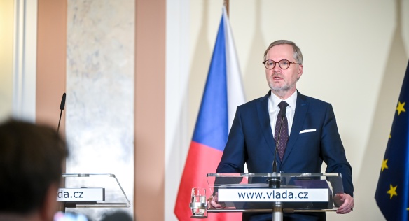 Premiér Petr Fiala přibližuje novinářům na tiskové konferenci výsledky prvního zasedání vlády v novém roce, 3. ledna 2024.
