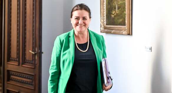 Ministryně pro vědu, výzkum a inovace Helena Langšádlová přichází na jednání vlády, 27. září 2023.