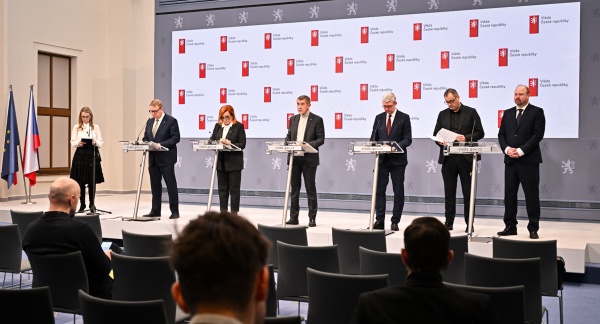Tisková konference po zasedání vlády za účasti premiéra A. Babiše, vicepremiérů K. Havlíčka a A. Schilllerové a dalších ministrů, 2. února 2026.