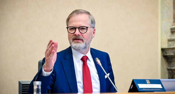 Premiér Petr Fiala zahajuje další pravidelné zasedání vlády v demisi ve Strakově akademii, 3. prosince 2025.