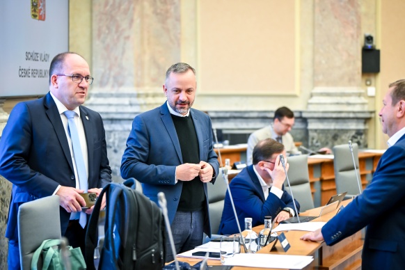 Ministr dopravy Martin Kupka na tiskové konferenci po schůzi vlády prezentoval stav investic do dopravní infrastruktury, 13. listopadu 2024.