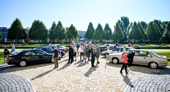 Na zahradě Strakovy akademie pokračuje až do soboty výstava historických vozidel, 28. září 2023.