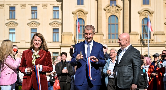Premiér A. Babiš, vedoucí Úřadu vlády Tünde Bartha a generální ředitel ČEZ D. Beneš slavnostně otevírají výstavu Cesta republiky, 25. dubna 2026.