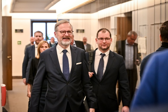 Premiér Petr Fiala se připravuje na začátek dalšího jednání vlády, které se uskutečnilo v prostorách Poslanecké sněmovny, 4. prosince 2024.