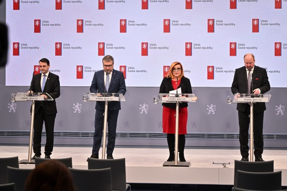 Hlavní body jednání vlády na tiskové konferenci shrnula vicepremiérka a ministryně financí Alena Schillerová, 9. února 2026.
