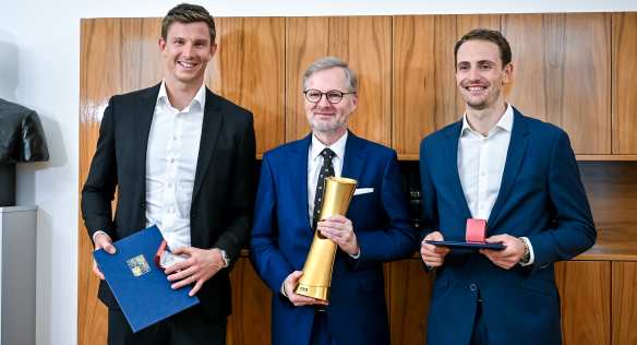 Premiér Petr Fiala se setkal s mistry světa v plážovém volejbale Ondřejem Perušičem a Davidem Schweinerem, 24. října 2023.