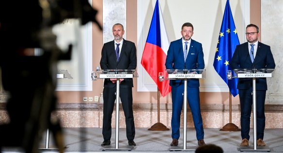 Vicepremiéři Vít Rakušan a Marian Jurečka a ministr pro legislativu Michal Šalomoun na tiskové konferenci po jednání vlády, 10. dubna 2024.