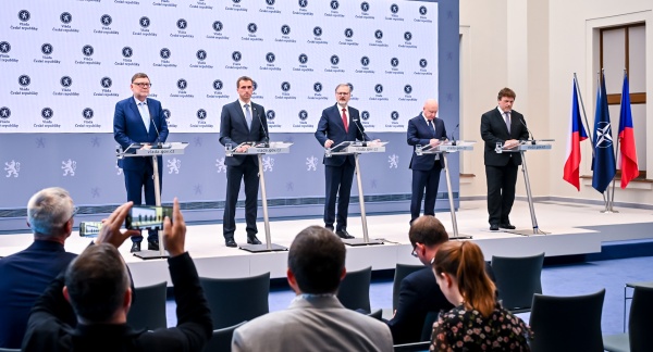 Členové vlády v čele s premiérem Fialou a představitelé firmy ČEZ oznámili na tiskové konferenci podpis smlouvy o dostavbě Dukovan, 4. června 2025.
