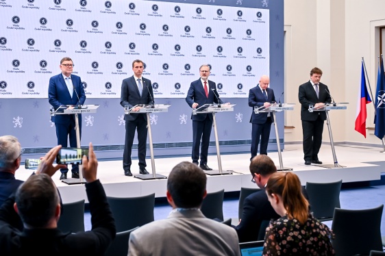 Členové vlády v čele s premiérem Fialou a představitelé firmy ČEZ oznámili na tiskové konferenci podpis smlouvy o dostavbě Dukovan, 4. června 2025.