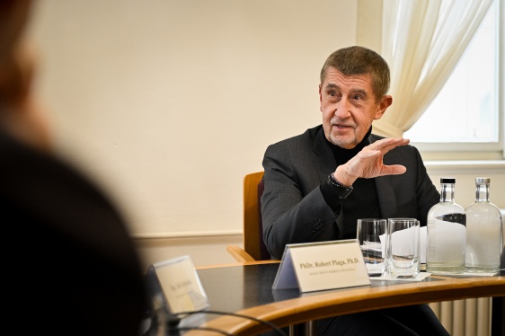 Premiér Andrej Babiš na prvním jednání obnovené Rady vlády pro duševní zdraví ve Strakově akademii, 13. února 2026.