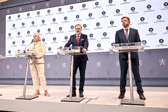 Premiér Petr Fiala, ministryně obrany Jana Černochová a 1. vicepremiér a ministr vnitra Vít Rakušan na tiskové konferenci po vládě, 4. června 2025.