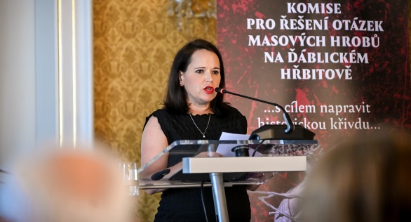 Činnost Komise pro otázky masových hrobů Ďáblického hřbitova vede vedoucí Úřadu vlády Jana Kotalíková, 21. října 2025.
