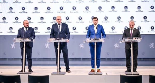 Na tiskové konferenci po jednání vládu zastupovali ministr školství Mikuláš Bek a ministr životního prostředí Petr Hladík, 18. února 2025.