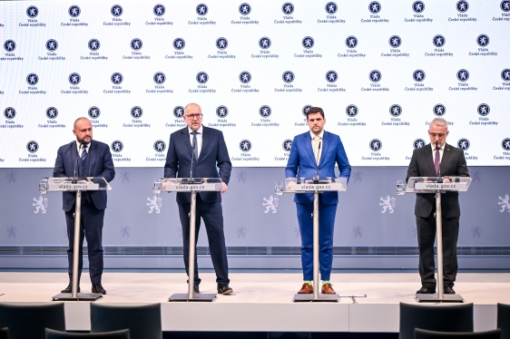 Na tiskové konferenci po jednání vládu zastupovali ministr školství Mikuláš Bek a ministr životního prostředí Petr Hladík, 18. února 2025.