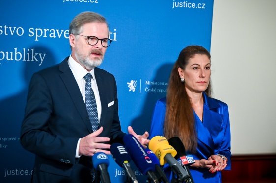Premiér Petr Fiala, končící ministr spravedlnosti Pavel Blažek a jeho nástupkyně Eva Decroix na jednání při předávání funkce, 10. června 2025.