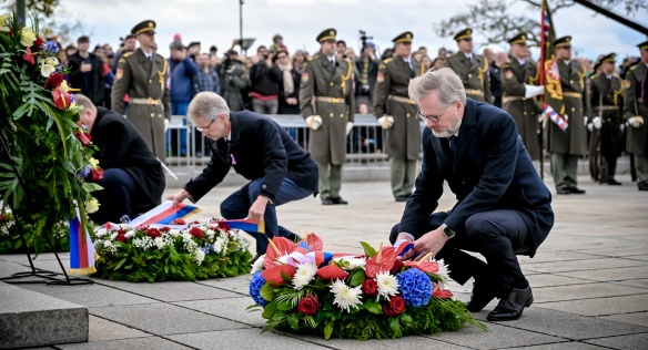 Premiér Petr Fiala se zúčastnil slavnostního ceremoniálu kladení věnců na Čestném dvoře Národního památníku na Vítkově, 28. října 2025.