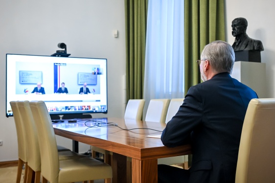 Premiér Petr Fiala se za Českou republiku zapojil do videokonferenčního jednání světových lídrů o Ukrajině, 19. února 2025.