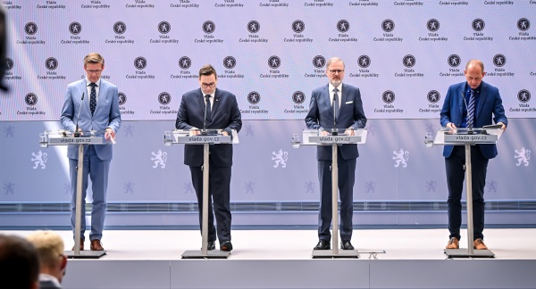 Premiér P. Fiala a ministři M. Kupka, J. Lipavský a P. Kulhánek na tiskové konferenci po skončení další pravidelné schůze kabinetu, 2. července 2025.