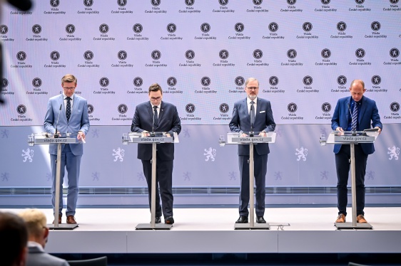 Premiér P. Fiala a ministři M. Kupka, J. Lipavský a P. Kulhánek na tiskové konferenci po skončení další pravidelné schůze kabinetu, 2. července 2025.