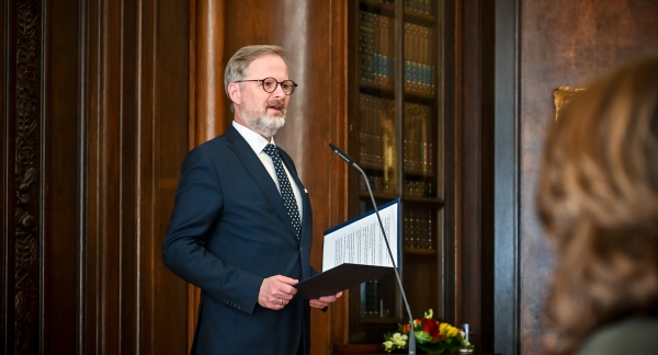 Premiér Petr Fiala v proslovu na udílení medailí Karla Kramáře ocenil přínos oceněných v oblasti národní a alianční bezpečnosti, 20. února 2025.