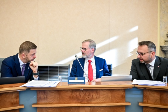 Premiér Petr Fiala v debatě s vicepremiéry Vítem Rakušanem a Marianem Jurečkou před začátkem další pravidelné schůze vlády, 29. října 2025.