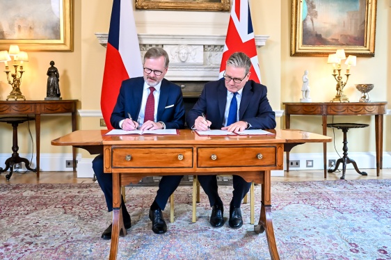 Britský premiér Keir Starmer a český premiér Petr Fiala podepisují memorandum o porozumění o spolupráci v jaderné energetice, 14. července 2025.