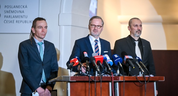 Výsledky jednání shrnuli pro média premiér Petr Fiala, vicepremiér Ivan Bartoš a ministr pro legislativu Michal Šalomoun, 17. ledna 2024.