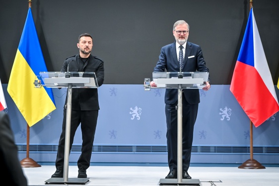 Premiér Petr Fiala a prezident Ukrajiny Volodymyr Zelenskyj na společném jednání ve Strakově akademii, 5. května 2025.