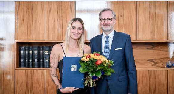 Premiér Petr Fiala přivítal ve Strakově akademii vítězku Wimbledonu Markétu Vondroušovou, 21. července 2023.