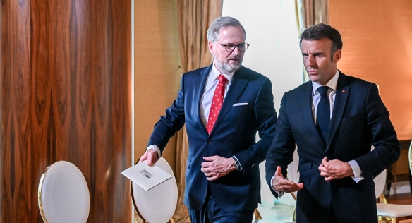 Premiér Fiala se v Bratislavě setkal s francouzským prezidentem Macronem, 31. května 2023.