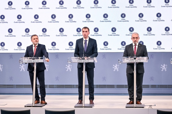 Průběh jednání shrnuli ministr průmyslu a obchodu L. Vlček, prezident Svazu průmyslu a dopravy J. Rafaj a předseda ČMKOS J. Středula, 5. května 2025.