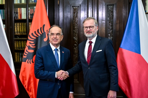 Premiér v demisi Petr Fiala jednal v Kramářově vile s prezidentem Albánie Bajramem Begajem, 19. listopadu 2025.